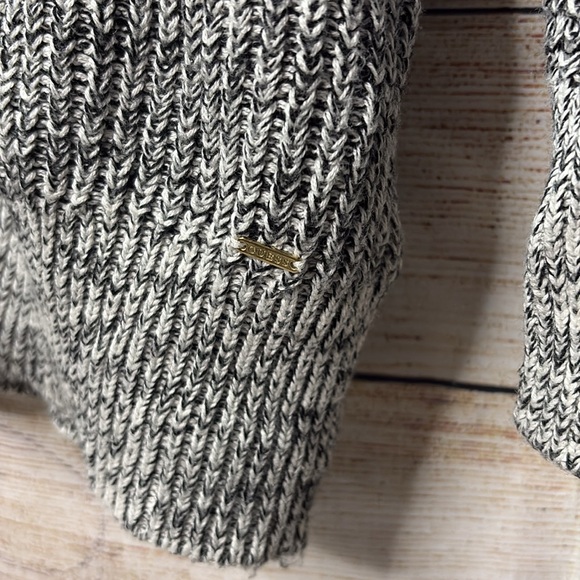 Guess Grey Sweater Size Small D-05 - Picture 6 of 7